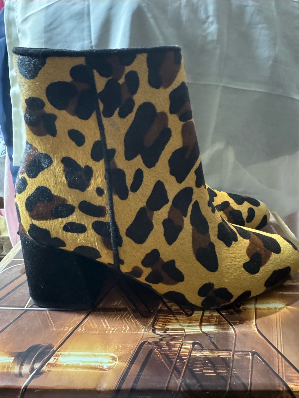 Schutz Leopard Print Calf-hair Side-Zip Ankle Booties NWOT — No Box — Size 6B - Picture 4 of 16